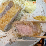 とん八亭 - 衣は、肉から離れません。やはり違いますね。