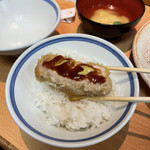 とん八亭 - ご飯の上で、(=´∀｀)人(´∀｀=)