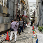 とん八亭 - 行列は、最後まで7〜8名程度でした。