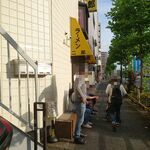 ラーメン二郎 - 到着時は開店20分前で５人待ち。
