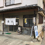 長八 - お店全景。昔ながらのお蕎麦屋さん的な雰囲気です。