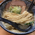 極麺 青二犀 - やや平打ちのストレート細麺とにぼラーにはたまらない煮干スープ