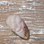 寿司英 - 
      ❀『アカムツ』
      お塩がついているのでそのまま
      
      
      