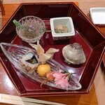 寿司英 - 
                                左上～時計まわり
                                
                                秋田のじゅんさい
                                穂紫蘇(ほじそ)=しその花
                                
                                三河小柱のみぞれあえ
                                初物・桑名の煮はまぐり
                                四万十川の沢蟹素揚げ
                                食用ほおづき
                                裏巻き(いくら・かずのこ
                                
                                
                                