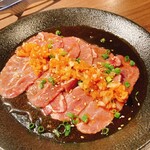 黒毛和牛焼肉 白か黒 - 炙り和牛たたきポン酢