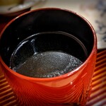 勢麟 - 驚愕の「鰹の血のオツユ」鰹節のような香りはあるけれど、旨み深みはずっと濃い。長谷部さんの生み出したお料理に一同感服です。