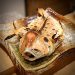 勢麟 - 絶対に呪ってやる、という焼きあがりですが、ホクホクで超絶美味。各自好きな部分を頂きました。アラは、お願いして持ち帰らせていただきました。翌日、激うまのアラ汁に変身。成仏してくれ～～っ