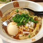 Kotetsuyakisoba - 日野市「麺 虎テツ」にて海老香るらーめん煮干！
                      焼きそばや唐揚げのお店が始めたらーめんは、
                      鶏白湯に魚介スープ、海老油がアクセントになる仕上がり！「麺とB級グルメ」とうたっているだけあって、おつまみなど豊富な面白い店でした！