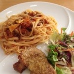 ヴェルデ・レガーロ - キノコ入りミートソーススパゲティとチキンのマスタードパン粉焼き