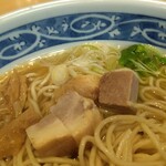 幸屋きよまる - 賽コロ叉焼、これ面白いなー。レア叉焼とは食感もお味も異なります。通常、ラーメンの叉焼は1枚ですからわたしは最後に食べます。少し噛(かじ)ってはスープを飲み少し噛っては…。今回は贅沢に途中からバンバン…