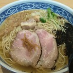 幸屋きよまる - これが「あら炊き支那そば 塩 大盛」(¥850-税込)です。キャストを紹介します。穂先支那竹、刻み葱、貝割れ大根、石蓴(あおさ)、レア叉焼、刻み生姜の甘露煮、賽コロ叉焼、低加水全粒粉配合ストレート細麺