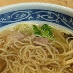 幸屋きよまる - しんなりした貝割れ大根を摘んで麺をいただきます。ほんのりツンとして食欲を増進させます。