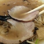 幸屋きよまる - レア叉焼を噛ってはスープをいただきます。