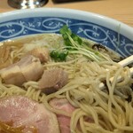 幸屋きよまる - いつものようにお顔を近づけます。あぁー良い匂い。あら炊きの優しい匂いがします。麺からいきます。ずっ、ずっ、ずーーー。低加水全粒粉配合ストレート細麺、良い食感、良い茹で具合、完璧です。