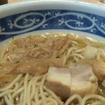 幸屋きよまる - 左上が穂先支那竹です。丁寧に煮込んだ感じで優しいお味です。右上が刻み葱です。これを少し摘んでは麺を啜り少し摘んでは麺を啜り…美味しいなぁ、この低加水全粒粉配合ストレート細麺。