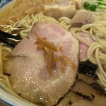 幸屋きよまる - レア叉焼の中央に見えるのが、刻み生姜の甘露煮です。手間をかけてますよね。生姜好きのわたしとしては嬉しいです。丁寧に作ってくれてるんだなぁ～。写真からスープのすっきり感も伝わりますよね。