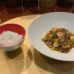 トーキョー シノワ 神子 - スペシャリテの黒毛和牛の麻婆豆腐　 京都丹後産コシヒカリ