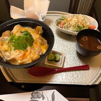 名古屋コーチン・旬菜 一鳳 金山本店 - 名物 極上親子丼 1650円
                サラダ、汁物、香物
                コーチン卵（卵かけご飯用） 160円