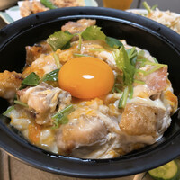 名古屋コーチン・旬菜 一鳳 金山本店 - 名物 極上親子丼 1650円
                サラダ、汁物、香物
                コーチン卵（卵かけご飯用） 160円