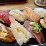 立喰い寿司　七幸 - 右上から反時計回りに食べ進めてみた
            イカサーモンフグマグロ、うなぎ生えびかつおうに