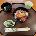 割烹 吉野 - 「海鮮丼」1000円