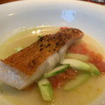 蒼 - 海老だけを食べているものに拘った金目鯛。
      皮目をスープに浸すと赤っぽい脂が出ます。鰯などを食べていると黄色い脂が出るそう。
      
      その味わいの違いまで追求するなんて…
      それが、この美味しさの秘訣かぁ。