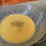 蒼 - 糖度の高いトウモロコシを凝縮させただけでなく、爽やかな酸のトマトのジュレと合わせることで、お互いの個性をさらに際立たせる一品。
      
      はぁ〜…と漏らさずにはいられません。
      まさにスペシャリテ！