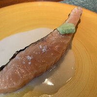 蒼 - 本当は、もっと鮮やかな桜色なのに（涙）。すいません。
                素材自体の素晴らしさはもちろん、この米と甘酒のソースが優しい甘さで絶品なのです。