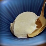 勢麟 - 出来立て、ジャージーミルクアイス。スッとした口どけの大好きなタイプのアイスクリーム。これはこの後お替りして、抹茶を振りかけて頂いた。