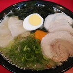 大栄ラーメン - ワンタンメンに生たまご、わかめトッピング。