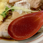 中華そば 鈴乃家 - スープは醤油感が大変深い味です