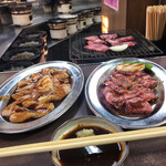 伊勢屋本店 - 七輪を前に焼き待ちのお肉達。