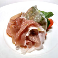 Vinoteca Fiore - ②切り立てパルマ産生ハム
                　・水牛のモッツァレラチーズ
                　・フルーツトマト・ルッコラのサラダ