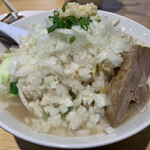 ツバメ ラーメン ユウキ - ブタメン大盛り、コール：にんにく、野菜増し、トッピング：玉ねぎ