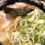 とんこつらぁ麺 松もと - とんこつハーフラーメン♪