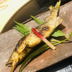 新ばし 星野 - 島根県は高津区の天然鮎の炭火焼き。頭から丸齧りしちゃいます
