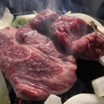 成吉思汗　だるま 4・4店 - 左 成吉思汗！炭火焼でカリッと肉汁ジュワー！　右 ヒレ！品の良い旨味！