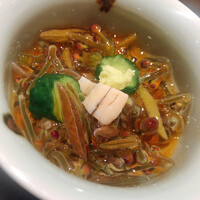 新ばし 星野 - 兵庫は三田産のジュンサイと三陸産の蝦夷鮑。薄目のポン酢というか土佐酢でスッキリとまとめます。生姜の味わいも効いて、これはウンマイ