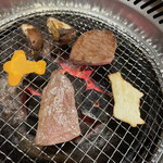 焼肉・しゃぶしゃぶ 肉の鶴々亭 - 肉焼き中。