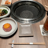 焼肉うしごろ 銀座店 - うしごろユッケ
                    白菜キムチ
                    ナムル盛り合わせ