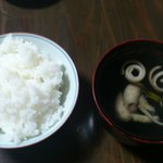 竹屋 - ご飯と肝吸い。ご飯は御櫃に大量に入っています。肝は食べれない友人の分も入っているため２切れ。