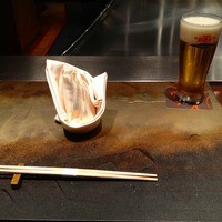 鉄板焼 さがみ - カウンターテーブルのセットとビール