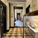 Il Salumaio di Montenapoleone - 赤服女性の奥に