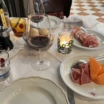 Il Salumaio di Montenapoleone - Misto salumi (彼女) と Prosciutto crudo di Parma (私)
