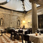 Il Salumaio di Montenapoleone - 天井の高い室内。午後九時にならないとテーブルは埋まらない