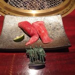 肉の匠 将泰庵 - ①和牛の肉寿司（赤身と霜降りの二種）