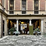 Il Salumaio di Montenapoleone - Via Montenapoleone からパティオのテラス席を抜けて入店する