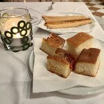 Il Salumaio di Montenapoleone - ポモドーロ入りのフォカッチャ(手前) とグリッシーニ(奥)