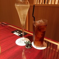 肉の匠 将泰庵 船橋駅前 はなれ店 - 乾杯ドリンク：スパークリングワインと烏龍茶