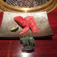 肉の匠 将泰庵 船橋駅前 はなれ店 - ①和牛の肉寿司（赤身と霜降りの二種）